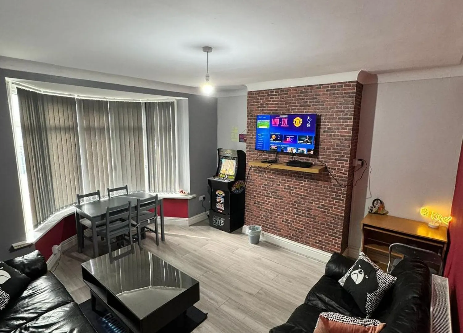 Giga Residential 4 Bedrooms, 8 Guests , Near City Centre, Arcade Machine, Sky Tv, Netflix, Free Wifi, Free Parking Newcastle upon Tyne Holiday home