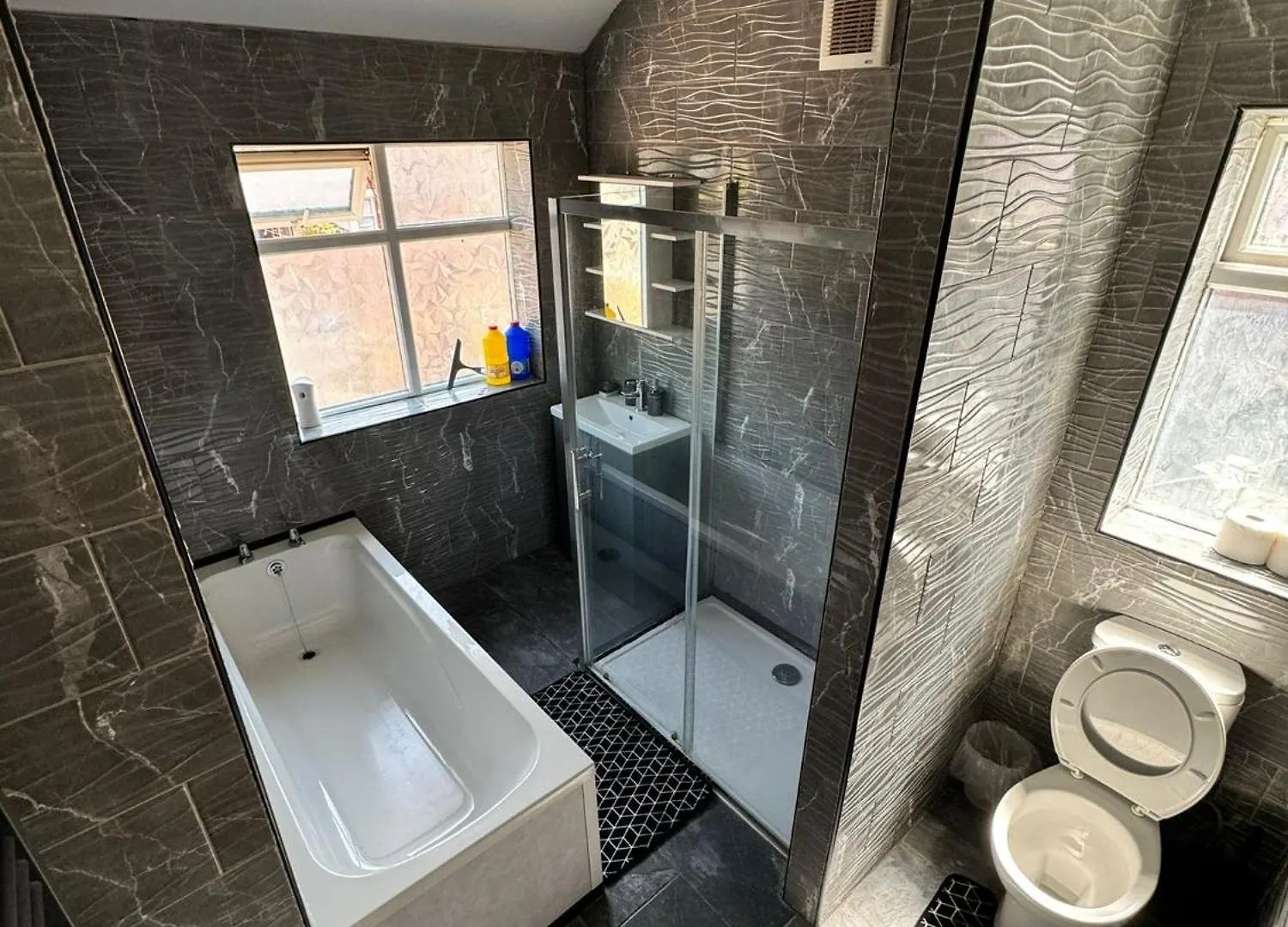 Giga Residential 4 Bedrooms, 8 Guests , Near City Centre, Arcade Machine, Sky Tv, Netflix, Free Wifi, Free Parking Newcastle upon Tyne 0*,  United Kingdom
